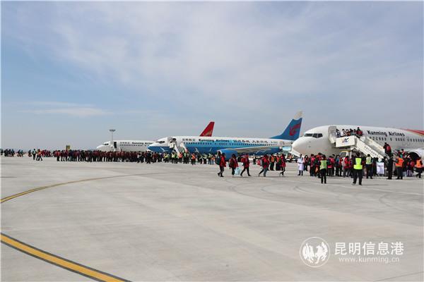 云南省第三批醫(yī)療隊和醫(yī)療救援物資飛抵湖北。昆明航空供圖5