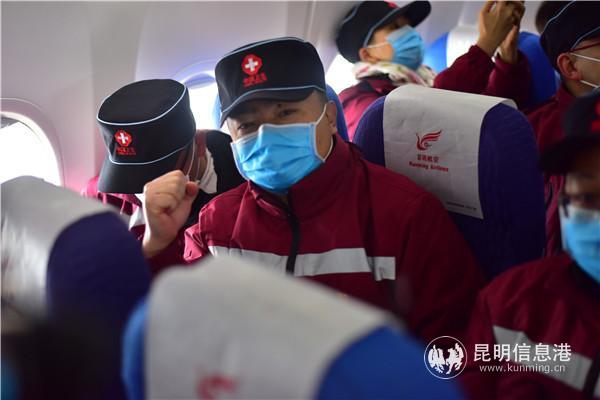 云南省第三批醫(yī)療隊和醫(yī)療救援物資飛抵湖北。昆明航空供圖6