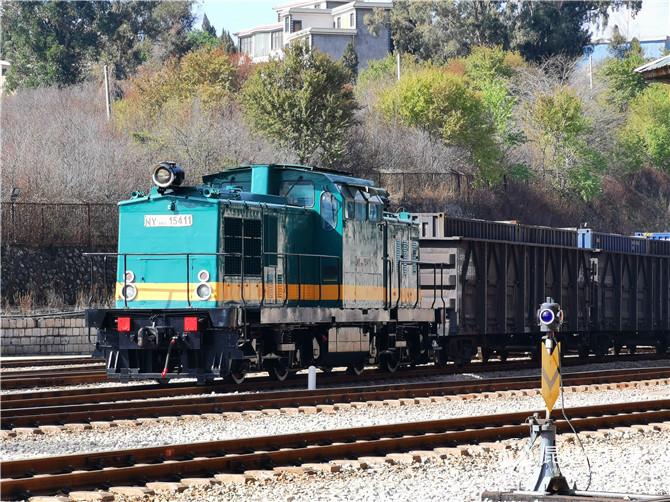 云南鐵路搶運(yùn)39.1萬(wàn)噸春耕化肥支援農(nóng)業(yè)生產(chǎn)。供圖 通訊員何思遠(yuǎn) 常婧 張偉明1