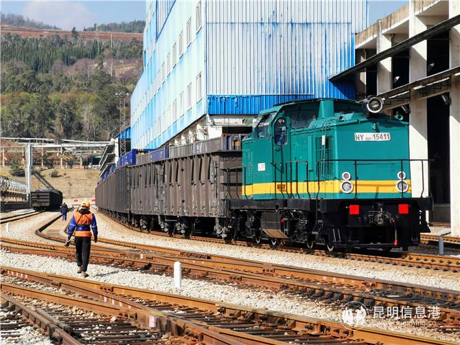 云南鐵路搶運(yùn)39.1萬(wàn)噸春耕化肥支援農(nóng)業(yè)生產(chǎn)。供圖 通訊員何思遠(yuǎn) 常婧 張偉明