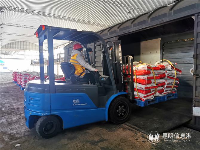 云南鐵路搶運(yùn)39.1萬(wàn)噸春耕化肥支援農(nóng)業(yè)生產(chǎn)。供圖 通訊員何思遠(yuǎn) 常婧 張偉明2