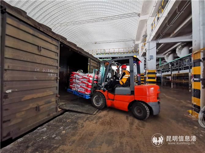 云南鐵路搶運(yùn)39.1萬(wàn)噸春耕化肥支援農(nóng)業(yè)生產(chǎn)。供圖 通訊員何思遠(yuǎn) 常婧 張偉明3