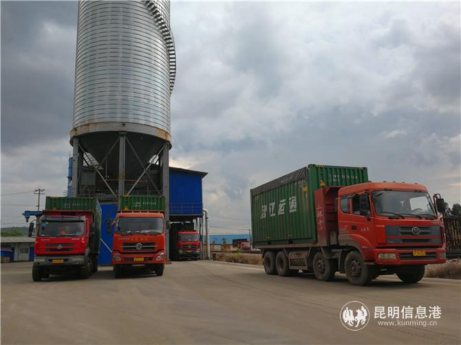 云南鐵路搶運(yùn)3.5萬(wàn)噸粉煤灰馳援國(guó)際大通道建設(shè)。供圖 通訊員張偉明 何思遠(yuǎn) 馬建忠