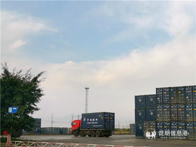 云南鐵路搶運(yùn)3.5萬(wàn)噸粉煤灰馳援國(guó)際大通道建設(shè)。供圖 通訊員張偉明 何思遠(yuǎn) 馬建忠1