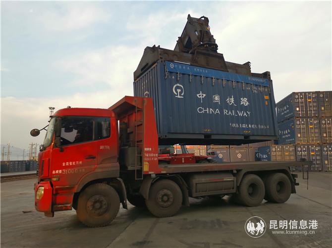 云南鐵路搶運(yùn)3.5萬(wàn)噸粉煤灰馳援國(guó)際大通道建設(shè)。供圖 通訊員張偉明 何思遠(yuǎn) 馬建忠2