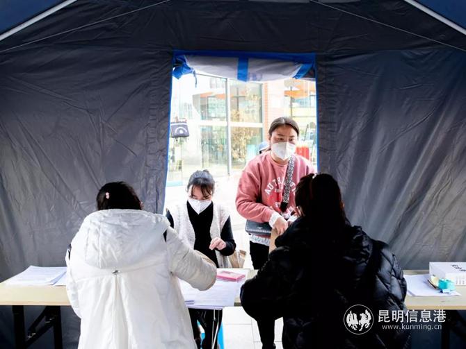 現(xiàn)場接收企業(yè)提交的復(fù)工材料 現(xiàn)場接收企業(yè)提交的復(fù)工材料