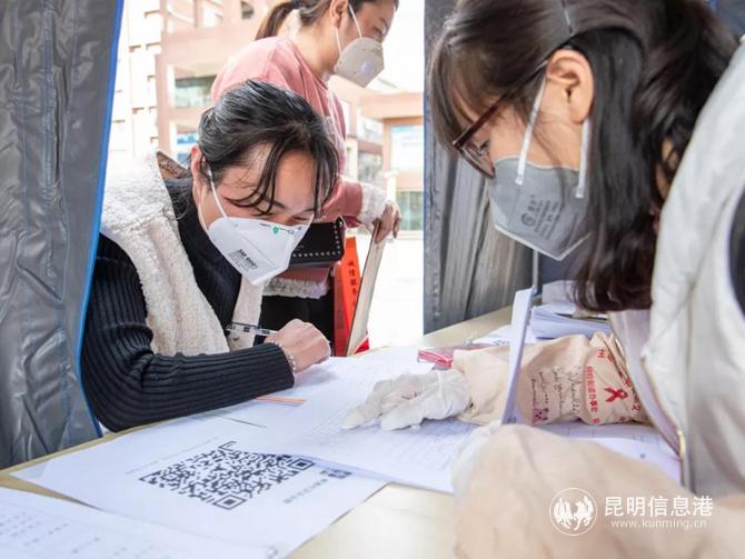 現(xiàn)場指導(dǎo)企業(yè)進(jìn)行表格填寫與申報 現(xiàn)場指導(dǎo)企業(yè)進(jìn)行表格填寫與申報