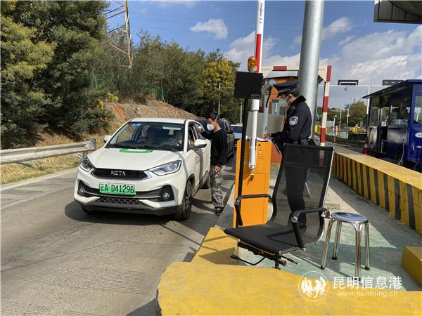 在王家營收費站值守的楊建航 在王家營收費站值守的楊建航