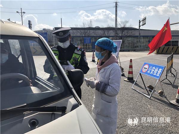 在阿拉收費站值守的許源 在阿拉收費站值守的許源