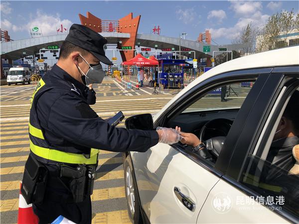 在小喜村收費站值守的閔偉 在小喜村收費站值守的閔偉