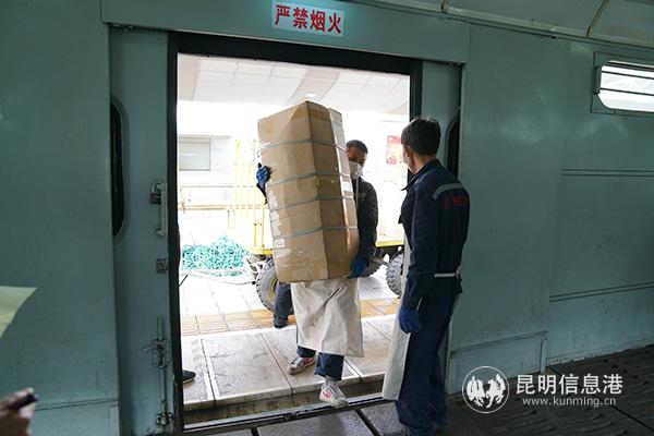 日均運輸鮮花220件，云南鐵路確?！霸苹ā背龅?。供圖 通訊員鄧瑜 陳瑞 張灝3