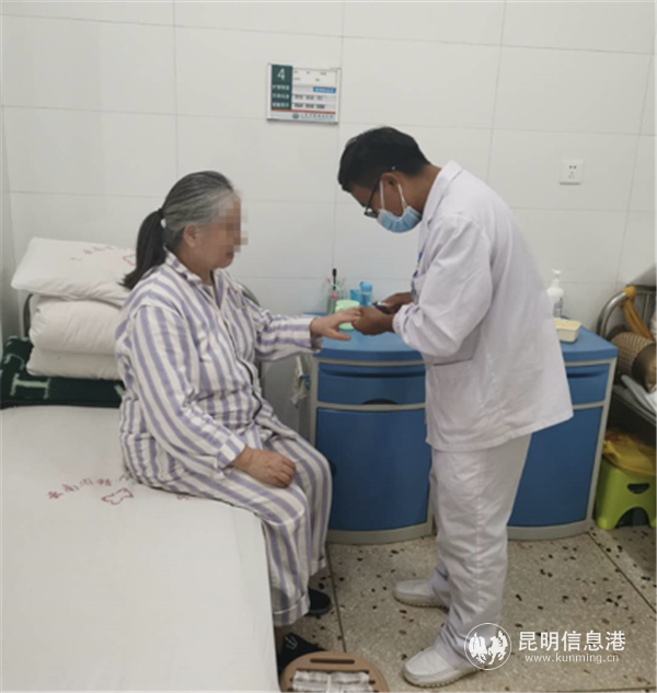 圖一 普偉給患者剪指甲。供圖