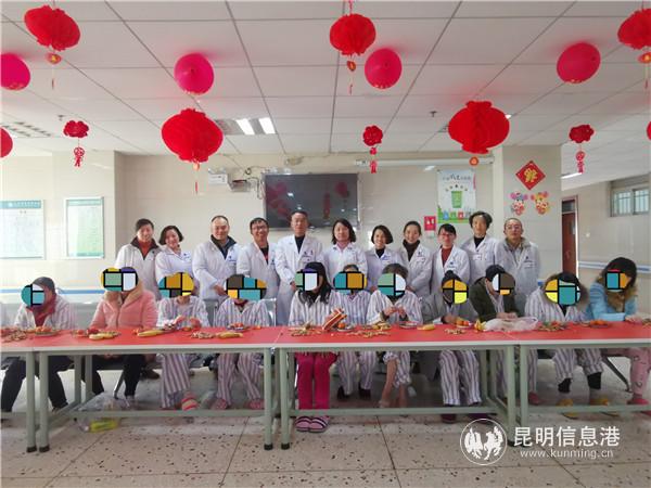 圖二 普偉與精神科住院病人、家屬一起過年。供圖