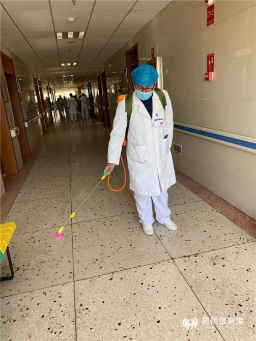 圖四 普偉在對病房進行消毒。供圖