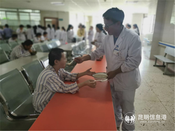 圖五 普偉給吞咽困難病人喂飯。供圖