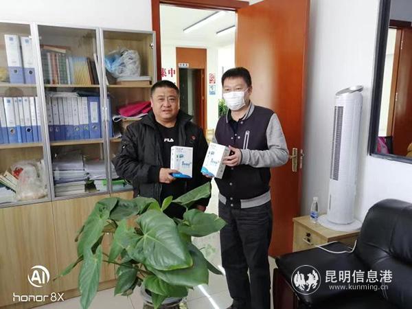 圖1：眾和社區(qū)書記接受測溫儀捐贈