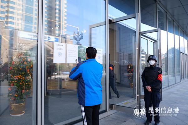 市民正在閱讀恒隆廣場(chǎng)的告示 市民正在閱讀恒隆廣場(chǎng)的告示