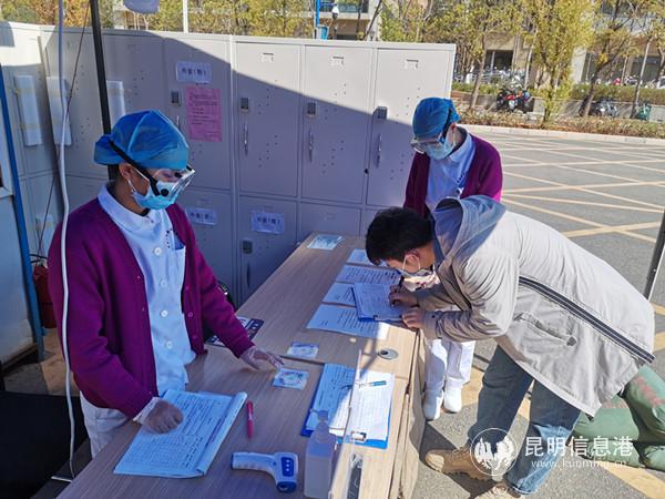 未帶手機的市民正在阜外醫(yī)院入口處登記 未帶手機的市民正在阜外醫(yī)院入口處登記