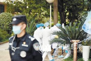 醫(yī)療專家進(jìn)入被隔離區(qū)逐戶逐人進(jìn)行醫(yī)學(xué)評估