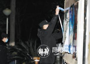 民警解除隔離線。 本版圖片記者王俊星攝