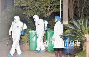疾控防疫人員對隔離區(qū)進(jìn)行最后的消毒處理后撤出