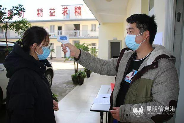 晉紅（江通）總包部每天對職工測量體溫