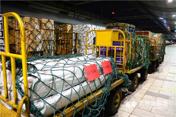 云南鐵路緊急搶運防控物資馳援湖北。供圖 通訊員鄧瑜 黃婷婷2