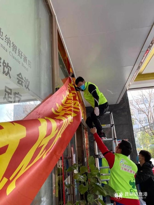 劉彥奎正在掛橫幅 劉彥奎正在掛橫幅