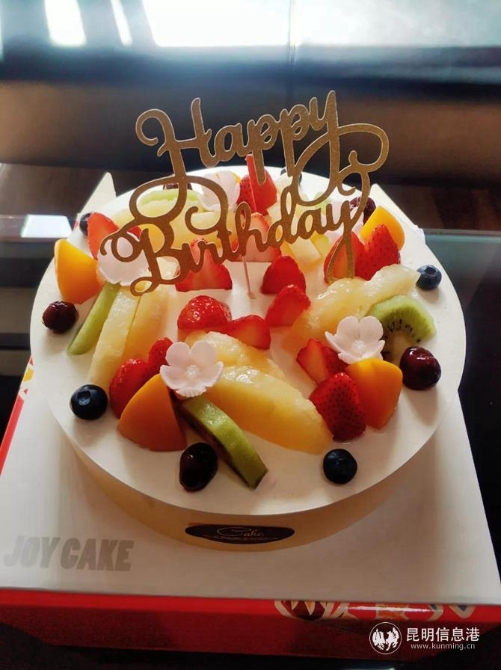 為留觀點(diǎn)雙胞胎姐妹準(zhǔn)備的生日蛋糕 為留觀點(diǎn)雙胞胎姐妹準(zhǔn)備的生日蛋糕