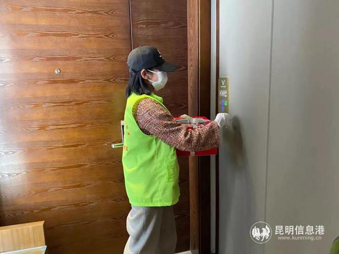 志愿者送來(lái)蛋糕 志愿者送來(lái)蛋糕