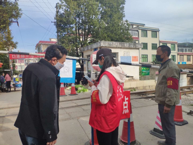 薪火相傳，父女同戰(zhàn)“疫” (5)