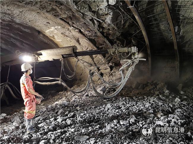 中老鐵路立新隧道貫通。供圖 通訊員王一翔 王鵬 張偉明 崔靜靜1