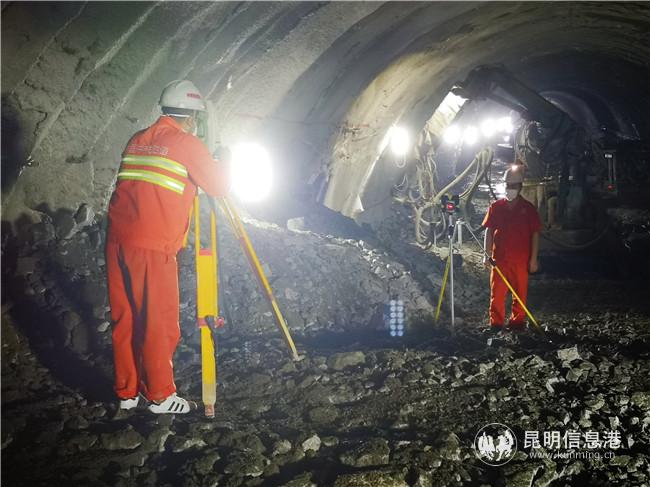 中老鐵路立新隧道貫通。供圖 通訊員王一翔 王鵬 張偉明 崔靜靜3