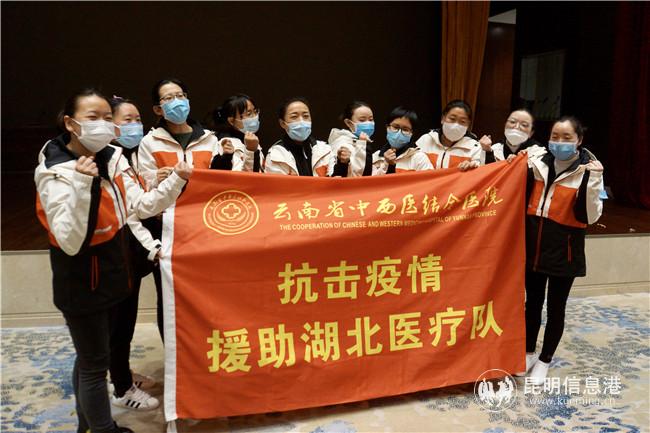 圖四：谷中青（左5）與“戰(zhàn)友們”齊喊“加油”。 記者蘇雯芊攝