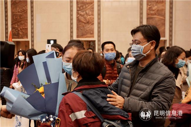 圖七：張春麗一家 記者蘇雯芊 攝