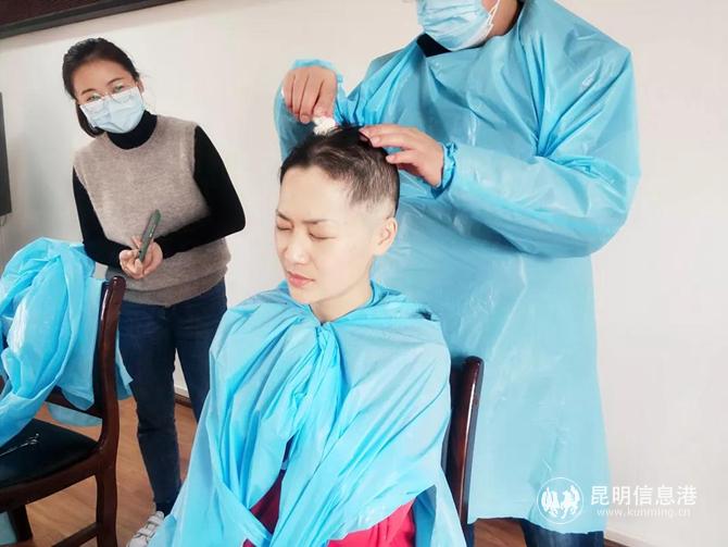 為隊員們剪去長發(fā) 為隊員們剪去長發(fā)