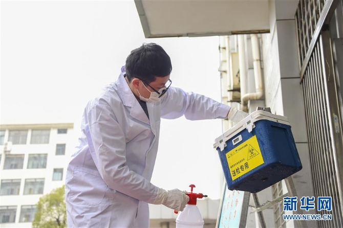 (新華全媒頭條·圖文互動(dòng))(12)滄海橫流顯本色 戰(zhàn)“疫”一線黨旗紅——全國各領(lǐng)域基層黨組織和廣大黨員奮力打好疫情防控阻擊戰(zhàn)(1)