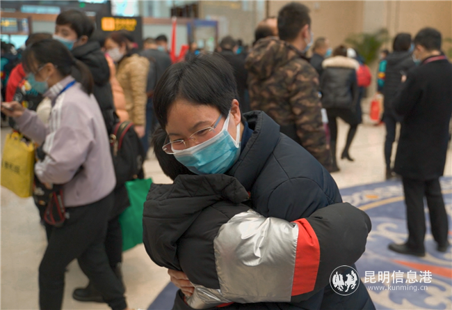 張?zhí)锓遗c孩子告別 張?zhí)锓遗c孩子告別