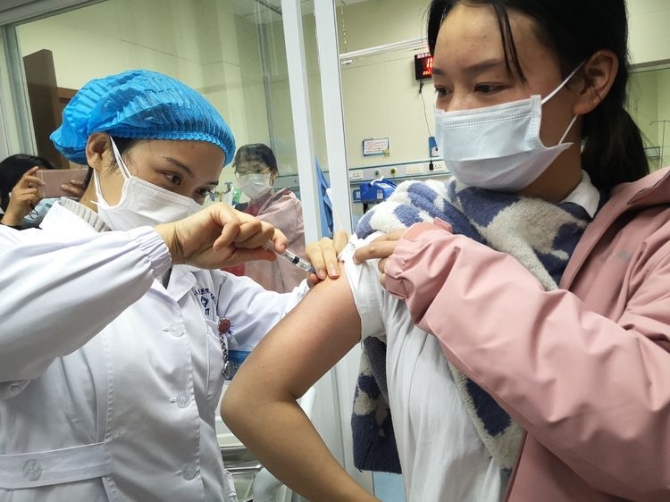 出征隊(duì)員正在注射增強(qiáng)抵抗力的藥物