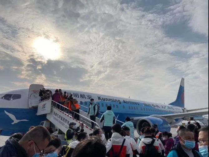 隊(duì)員們乘坐的飛往湖北的飛機(jī)