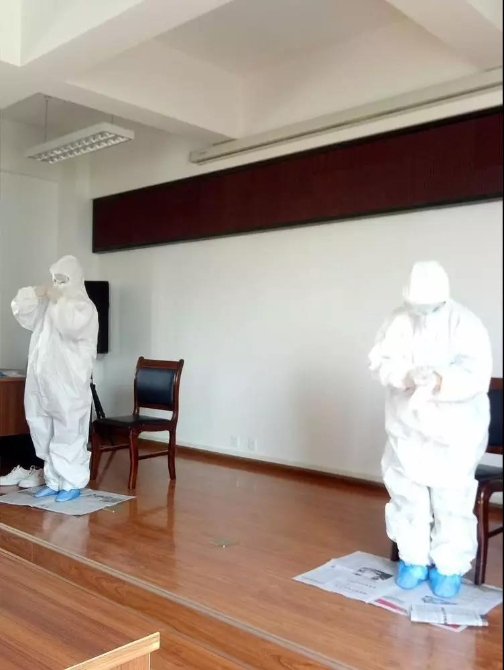 防護(hù)服穿脫練習(xí)