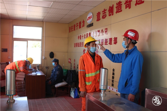 昆明地鐵5號線的地鐵建設(shè)工作人員準(zhǔn)備復(fù)工 (2).jpg