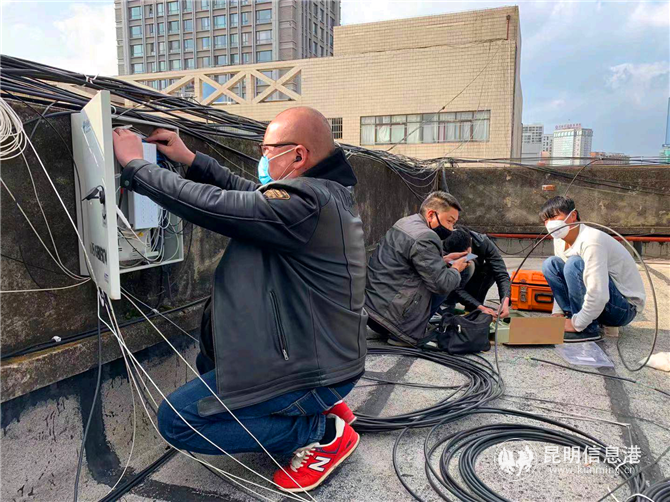 安裝5G基站現(xiàn)場(chǎng)