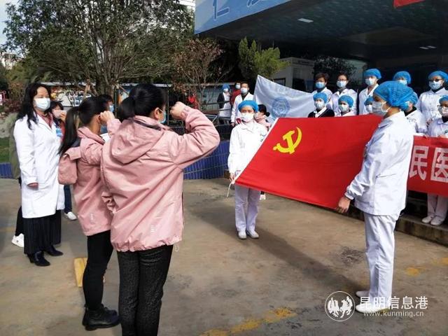 黨員們一同重溫入黨誓詞 黨員們一同重溫入黨誓詞