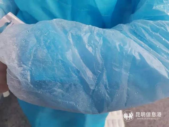 隔離服上的汗珠 隔離服上的汗珠