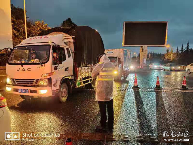 彩龍網(wǎng)友投稿作品：早上七點(diǎn)，雨越下越大，城管隊(duì)員正在對(duì)車主測(cè)量體溫、登記信息