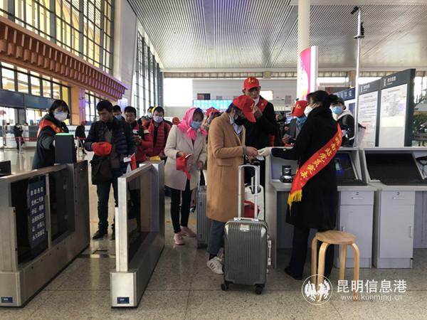 務(wù)工人員有序進(jìn)站乘車。記者上官艷君攝