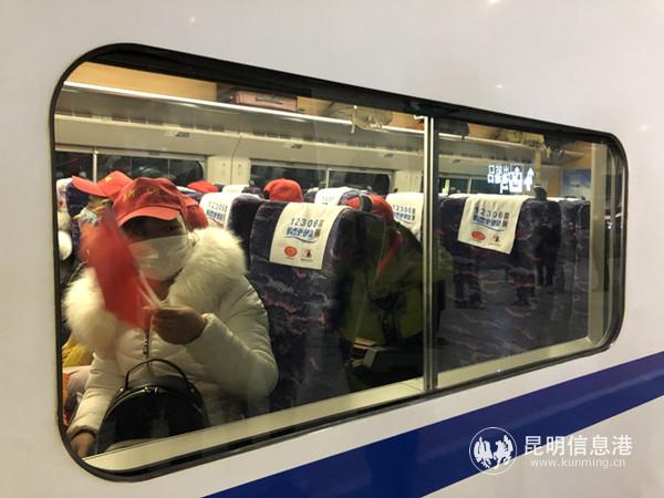 在專列上等候開車。記者上官艷君攝