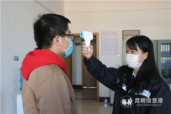 作業(yè)開始前，玉溪供電段變配電檢修車間職工相互測(cè)量體溫。供圖