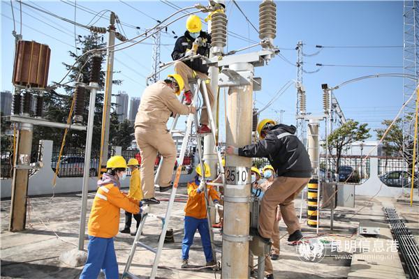 玉溪供電段變配電檢修車間職工在昆西變電所開展當(dāng)天檢修作業(yè)。供圖